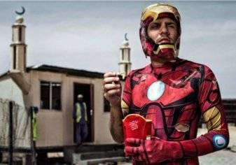 بالصور: "أبطال خارقون" يتجولون في شوارع دبي.. ما حكايتهم؟