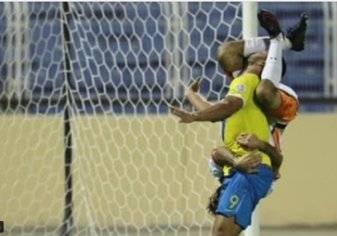 شاهد .. لاعب سعودي يلعب المصارعة الحرة في مباراة لكرة القدم