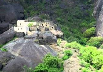 قرية سعودية ساحرة تجلس على حمم بركانية (صور)