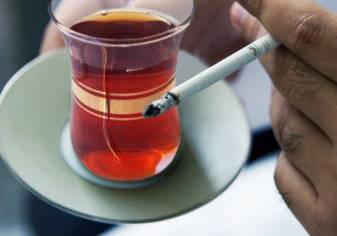ماذا يحدث لجسمك عندما تدخن وتشرب الشاي؟