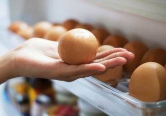 احذر! .. تخزين البيض في باب الثلاجة يسبب كارثة