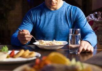 دراسة تكشف عن أفضل وقت للأكل وحرق الدهون معاً