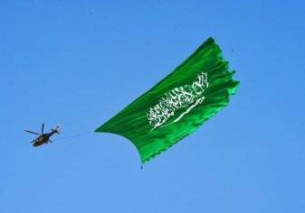 شاهد.. أكبر علم سعودي يرفرف في سماء البلاد