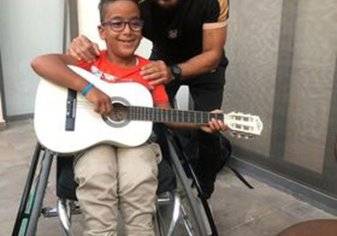 "شاهد" تامر حسني يحقق أمنية طفل من ذوي الإعاقة