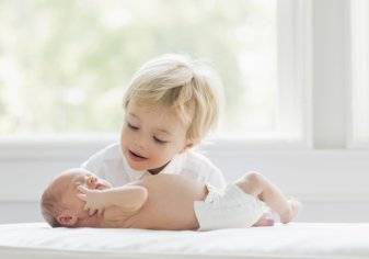 كيف تحضر طفلك قبل ولادة أشقاء له؟