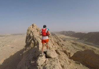 مغامر يركض على طول قمة جبل "حفيت" بخفه! (صور)