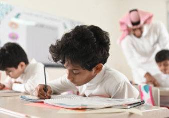 الكتابة بالقلم أم من الكمبيوتر.. ما الأفضل في تعليم الأطفال؟