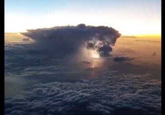 مشهد مهيب لعاصفة رعدية من السماء (فيديو)