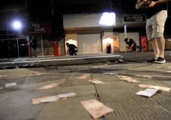 شاهد.. عصابة تنثر النقود في شوارع البرازيل