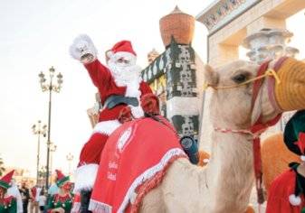 في دبي.. "سانتا كلوز" يدق أجراس الفرح من على ظهر جمل (فيديو)