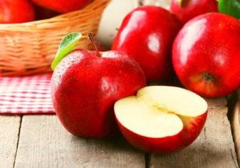 خبراء التغذية: تناول تفاحة يومياً واخسر 5 كجم