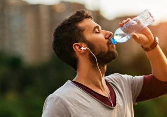 ما العلاقة بين شرب الماء وهرمون السعادة؟