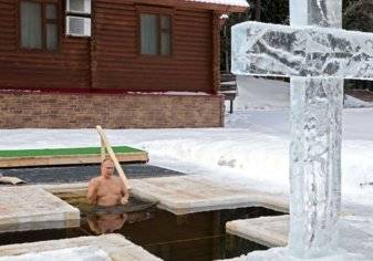شاهد.. بوتين يغطس في مياه جليدية حرارتها 10 تحت الصفر