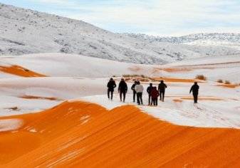 الخيوط الثلجية تتشابك مع رمال الصحراء في مشهد نادر (فيديو)