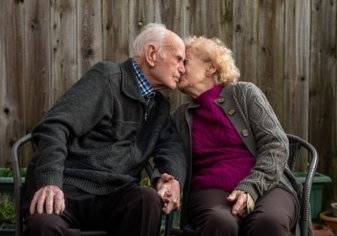 زوجان يحتفلان بعيد زواجهما الـ 80.. الأطول في تاريخ بريطانيا