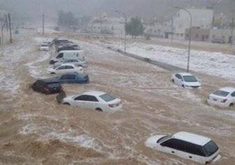 شاهد.. سعودي يحمل رجل مسن لإبعاده عن خطر السيول