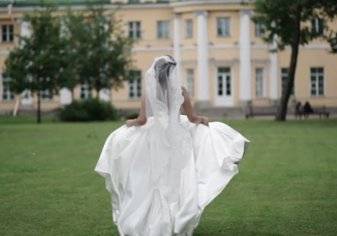 عروس تهرب من حفل زفافها..والسبب فستانها!
