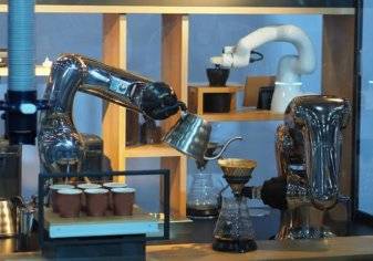 في دبي.. تناول قهوتك من يد روبوت لأول مرة في العالم