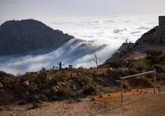 ملعب كرة قدم معلق فوق قمم الجبال في السعودية – صور