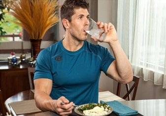 هل شرب الماء أثناء تناول الطعام يسبب السمنة؟