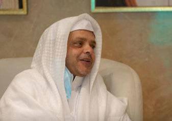 هنيدي بالشماغ السعودي أثناء زيارته لمتحف السيرة النبوية