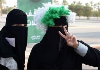 شاهد.. امرأة في السعودية تحتفل بطلاقها بالزينة والزغاريد