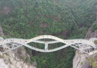 "شاهد" جسر الصين المرعب الذي أذهل الملايين حول العالم