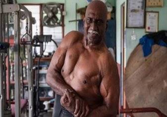يبلغ 72 عاماً ومازال مواظباً على تمارين رفع الأثقال (فيديو)