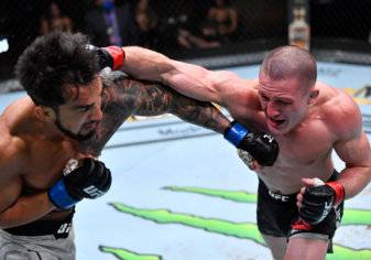 "شاهد" مقاتل يتعرض لأغرب إصابات في تاريخ  UFC