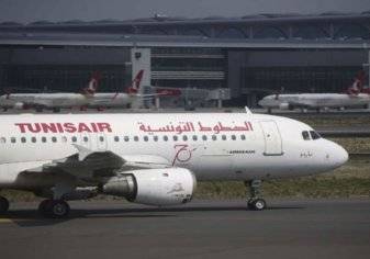 "شاهد" معركة عنيفة بين ركاب طائرة تونسية.. ما القصة؟