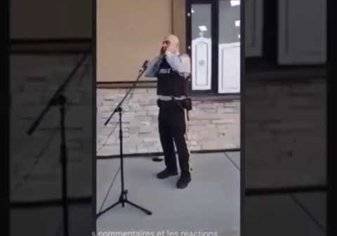 لأول مرة.. شرطي كندي يرفع آذان المغرب في أحد المساجد (فيديو)