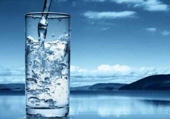 كم كوباً من الماء يحتاجه جسمك في رمضان؟