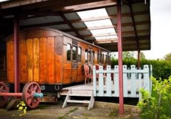 بالصور: تحويل عربة قطار تاريخية لغرفة فندقية
