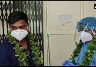 "الحب ينتصر على كورونا".. بالصور: حفل زفاف داخل مستشفى العزل