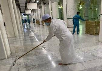 شاهد.. وزير ماليزي يشارك في تنظيف الحرم
