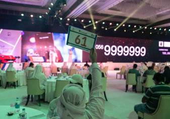 بالفيديو: بيع أنبل رقم لوحة سيارة في دبي بسعر 10 مليون دولار