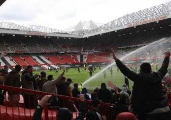 "شاهد" جماهير مانشستر يونايتد تقتحم الملعب قبل مواجهة ليفربول