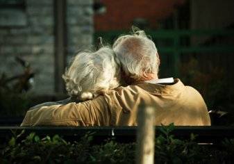 الحب أقوى من الزهايمر.. مسنان يهربان من دار الرعاية بحيلة ذكية