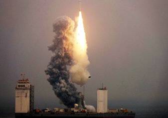 "شاهد" لحظة سقوط حطام الصاروخ الصيني التائه