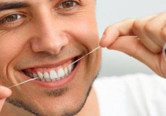 إليك أفضل الطرق لتنظيف الفراغات بين الأسنان