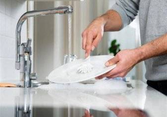 مليونير يختار العمل في مجال غسل الأطباق.. اعرف حكايته؟