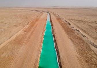 بحيرة طويلة في قلب صحراء أبوظبي.. ما سرها؟