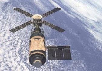 أول قمر صناعي خشبي يستعد لغزو الفضاء