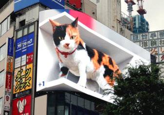 شاهد.. قطة عملاقة عرضها 18 متراً تقف فوق أبنية طوكيو
