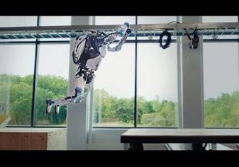 "شاهد" روبوت يمارس رياضة الباركور