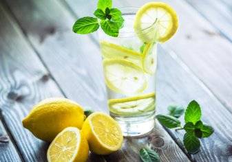 ماذا سيحدث لجسمك إذا شربت الماء مع الليمون؟