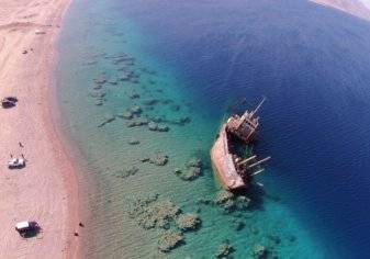 بالصور: حطام "تايتانيك" في قلب شواطئ تبوك.. ما القصة؟