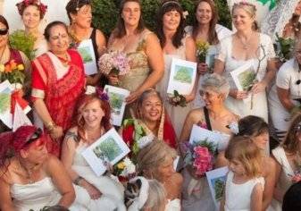 عشرات النساء يتزوجن "الأشجار".. ماذا يحدث في بريطانيا؟