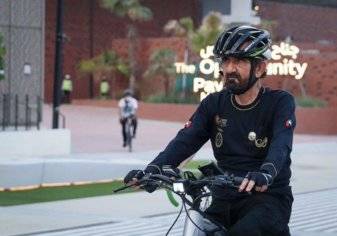 بالصور: حاكم دبي يتجول بدراجته الهوائية في موقع إكسبو