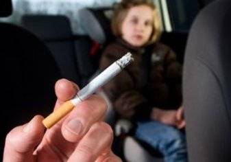 الإمارات تفرض غرامة 10 آلاف درهم للتدخين بوجود طفل